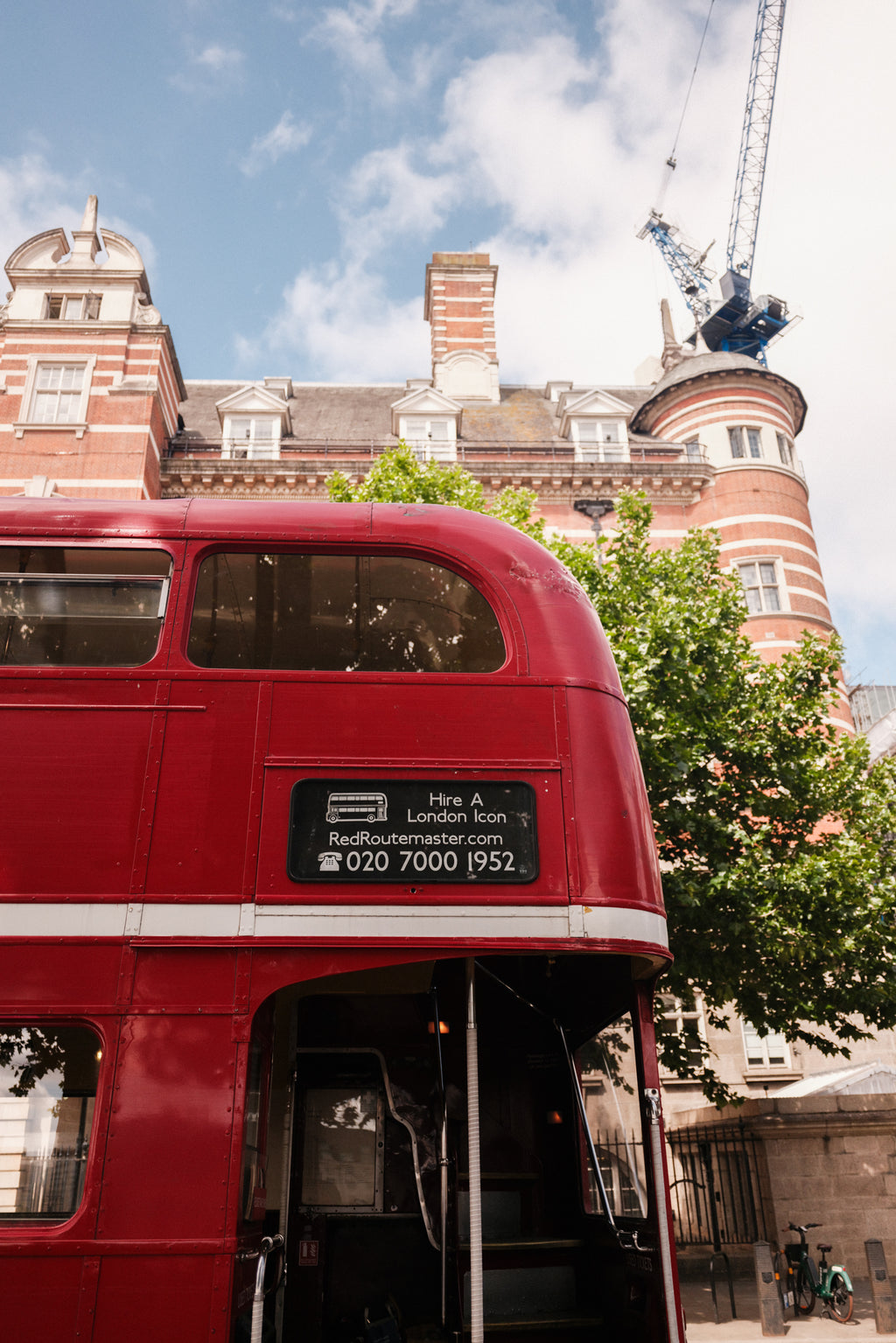 Azure White Broderie Set – Elegant Detailing in a Timeless Chic Style